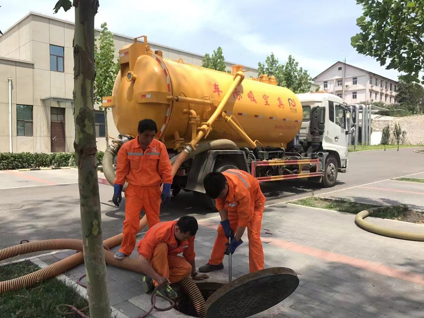 宣化管道疏通车停在窨井附近