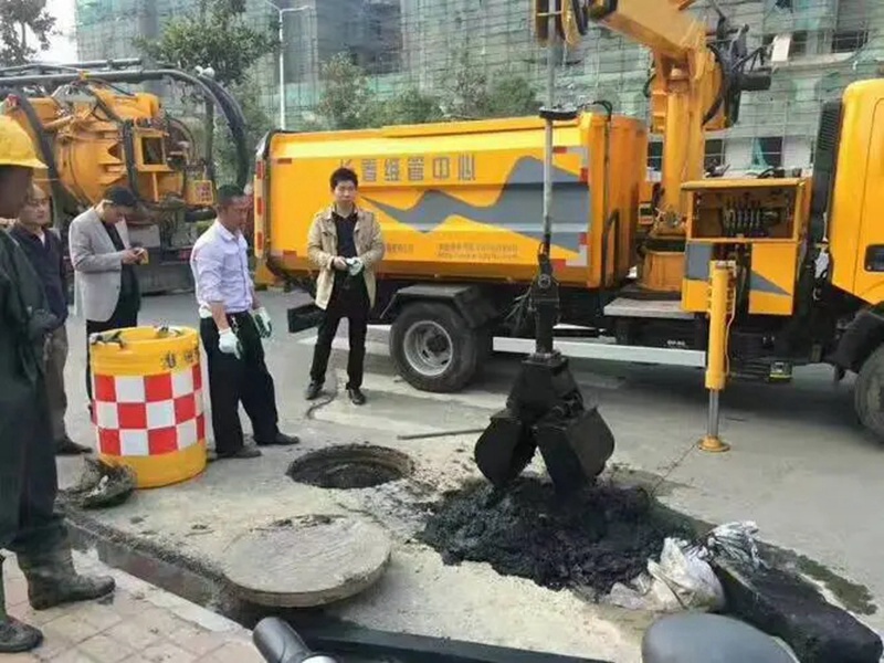 宣化街道：网格员化身“清道夫”，为民解忧疏通“堵心”化粪池