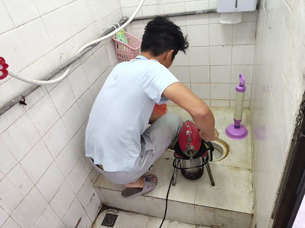 宣化肥皂掉到马桶里把马桶堵住了怎么办？马桶堵住了怎么办