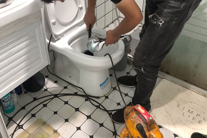 宣化马桶堵塞自己疏通还是找师傅?专业上门服务让你省时更省心